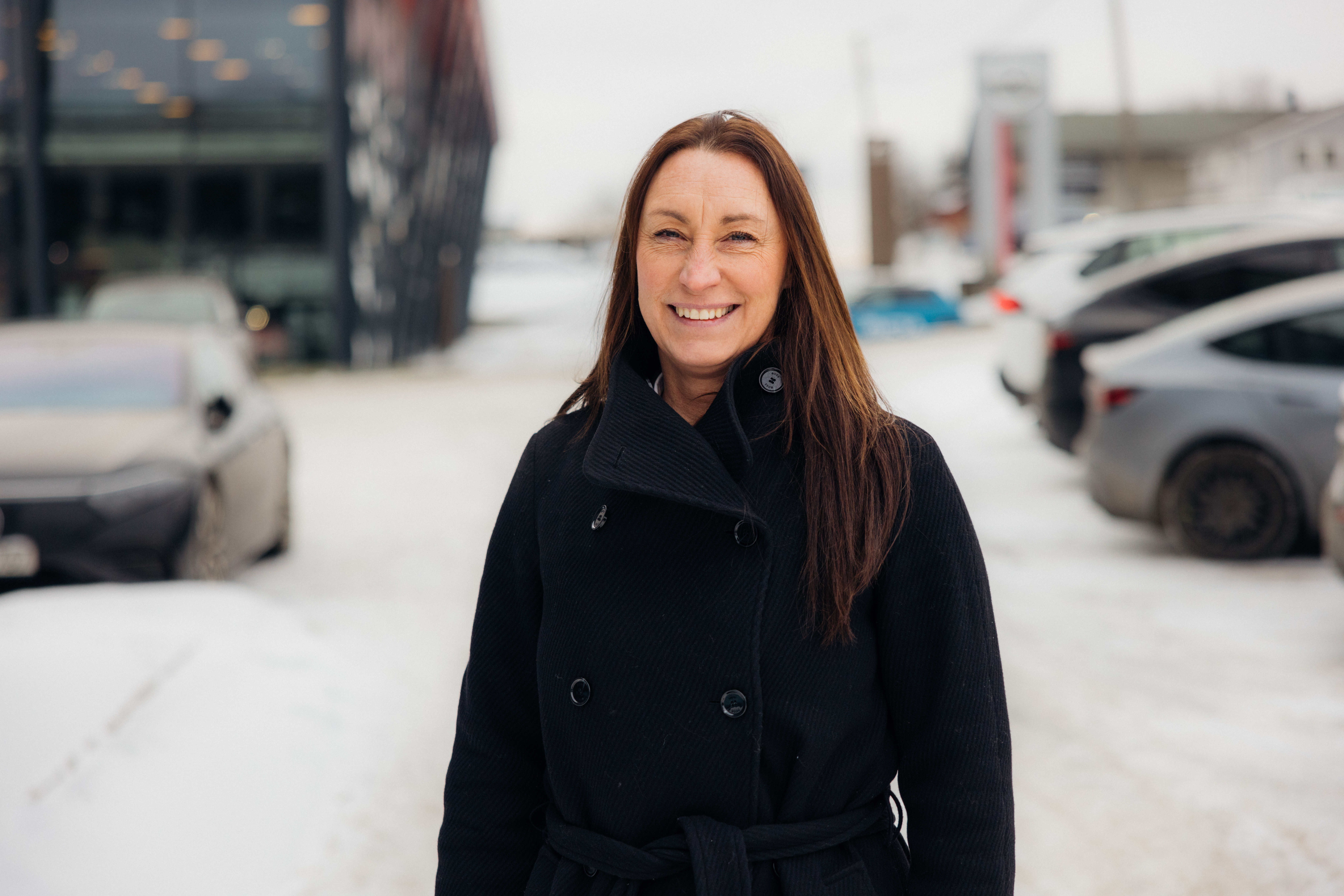 Portrettbilde av Jessica Bergström, Business Developer Sweden i Kvass, stående utendørs i vintermiljø med mørk jakke.