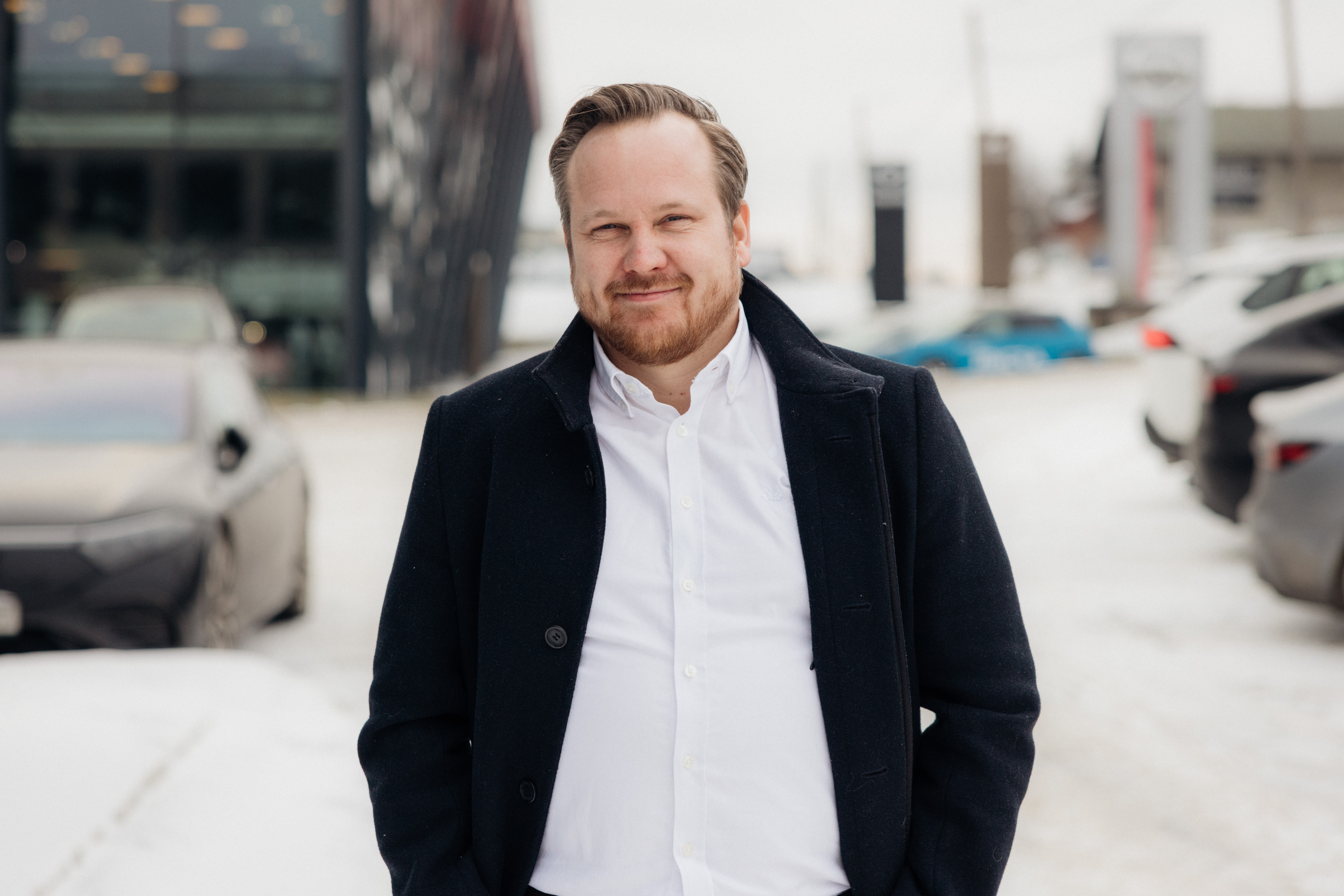 Portrettbilde av Kristian Lindstad, CEO i Kvass, stående utendørs i mørk dressjakke og hvit skjorte.