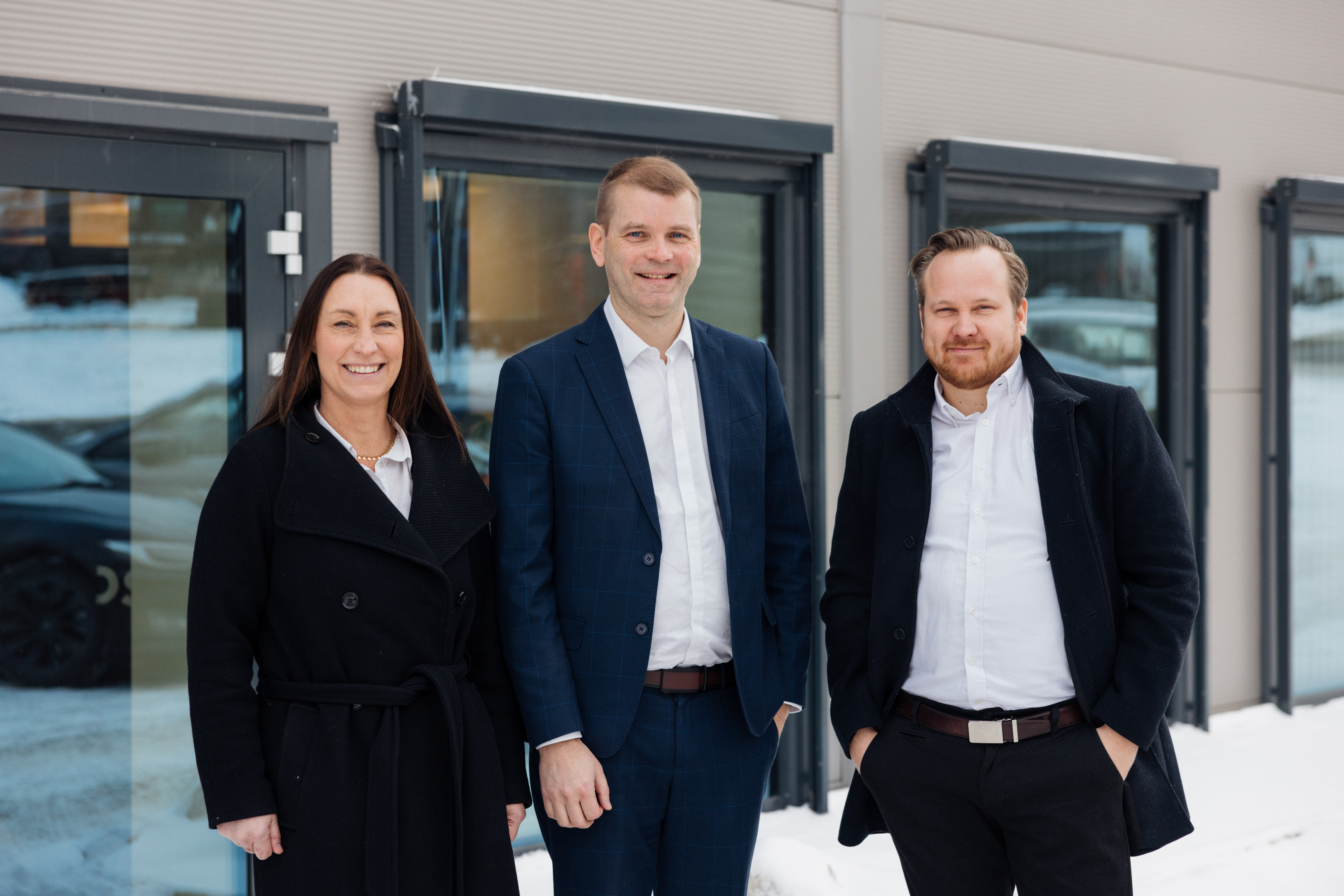 Fra venstre: Jessica Bergström (Business Developer Sweden), Stéphane Tombre (Business Developer France og CSO) og Kristian Lindstad (CEO) i Kvass, fotografert utendørs foran kontorbygning.
