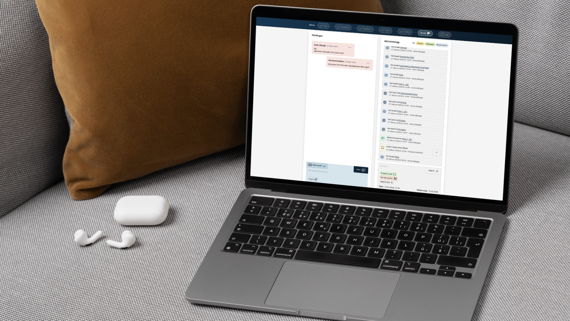 Laptop på en sofa med Kvass åpent som viser meldingshistorikk og forbedret aktivitetslogg som gir bedre innsikt i kundedialog og brukeraktivitet.